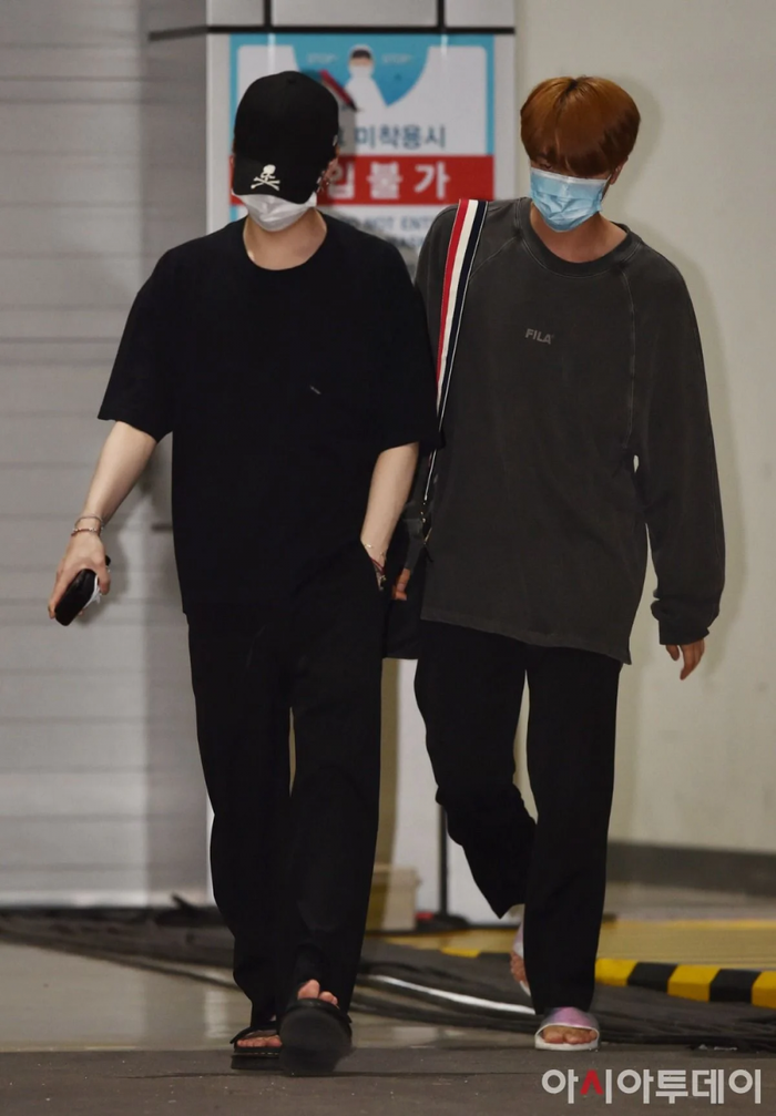 Trong khi, Ji và Suga đi trước.