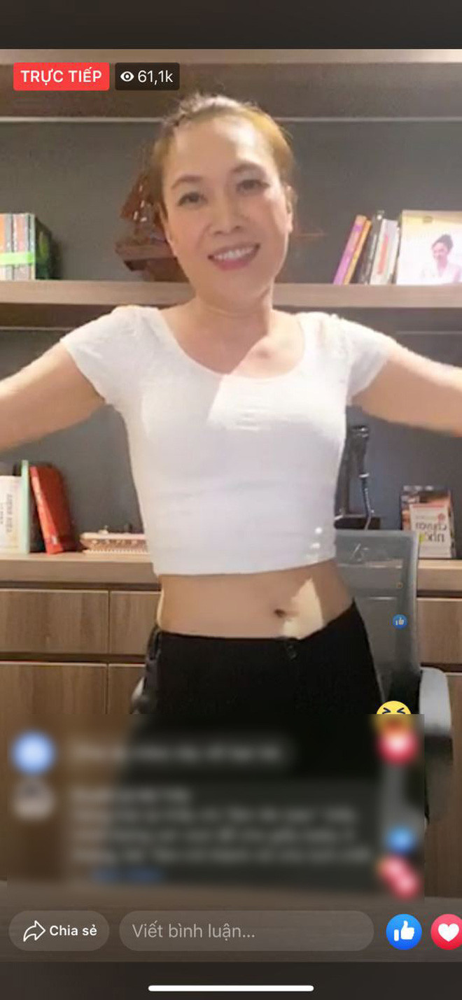 Mỹ Tâm livestream cùng khán giả, cởi áo khoe vòng 2 thon gọn, đập tan tin đồn mang thai 4 tháng.