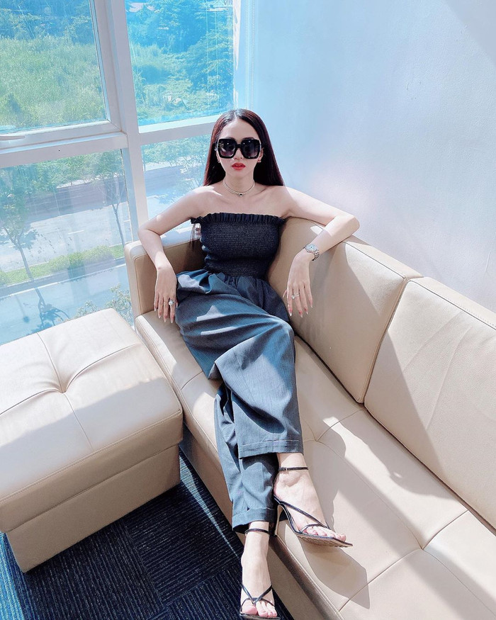 Khoe xương quai xanh 'sâu thẳm', Hương Giang phối phụ kiện siêu sang nhưng tinh tế hớp hồn fan Ảnh 5