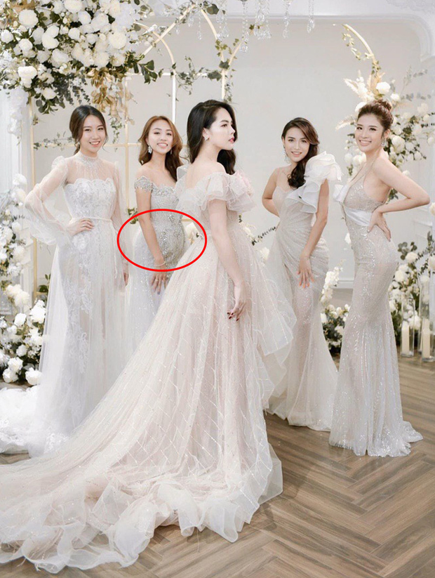 Bên cạnh đó, dân mạng cũng tinh ý 'soi' ra loạt ảnh lộ vòng hai 'lùm xùm' của cô nàng khi diện váy bó sát tụ tập cùng hội bạn thân