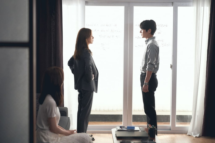 Moon Cha Won đang chất vấn Lee Jun Ki