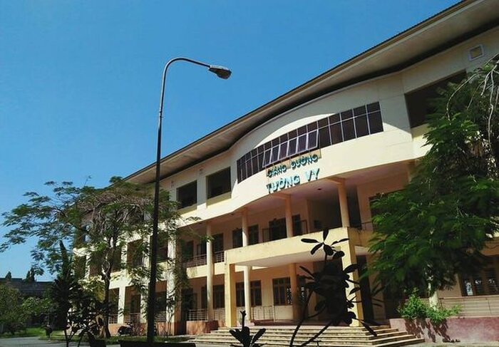 Khu giảng đường mang tên loài hoa Tường Vy với màu sơn vàng đã nhuốm màu thời gian.