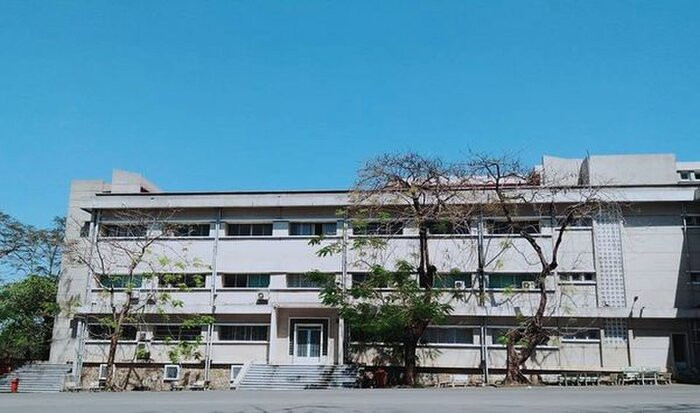 Đây là khu giảng đường lớn mang tên Phượng Vỹ. Dù đây không phải khu giảng đường mới nhưng lại được các bạn rất ưu ái bởi xen giữa các khu phòng học luôn có cây xanh, hoa, cỏ khoe sắc suốt bốn mùa.