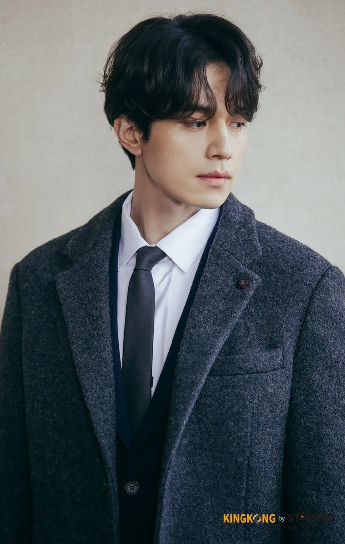 Fan chế bìa album indie bằng ảnh phờ phạc ở sân bay, Lee Dong Wook bất ngờ tạo viral cực mạnh Ảnh 4