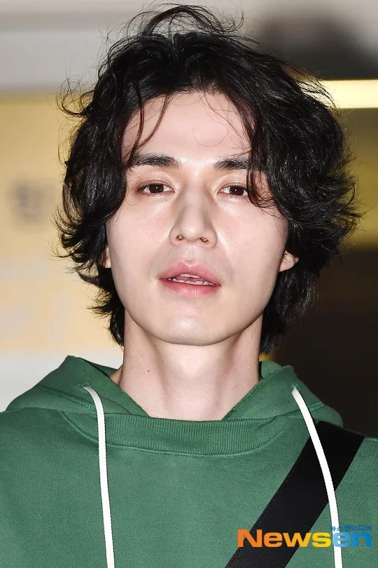 Fan chế bìa album indie bằng ảnh phờ phạc ở sân bay, Lee Dong Wook bất ngờ tạo viral cực mạnh Ảnh 5