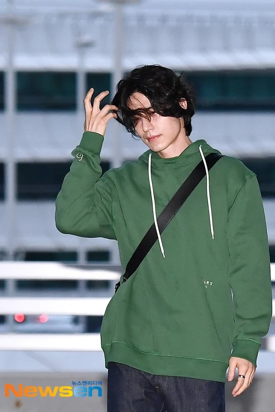 Fan chế bìa album indie bằng ảnh phờ phạc ở sân bay, Lee Dong Wook bất ngờ tạo viral cực mạnh Ảnh 6