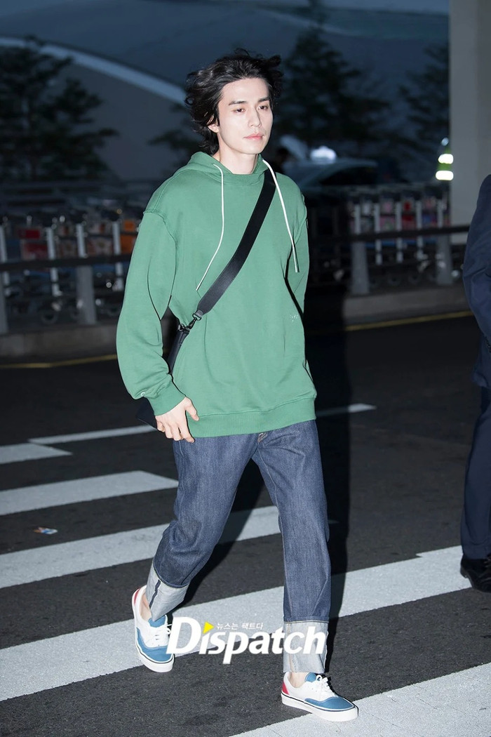 Fan chế bìa album indie bằng ảnh phờ phạc ở sân bay, Lee Dong Wook bất ngờ tạo viral cực mạnh Ảnh 7