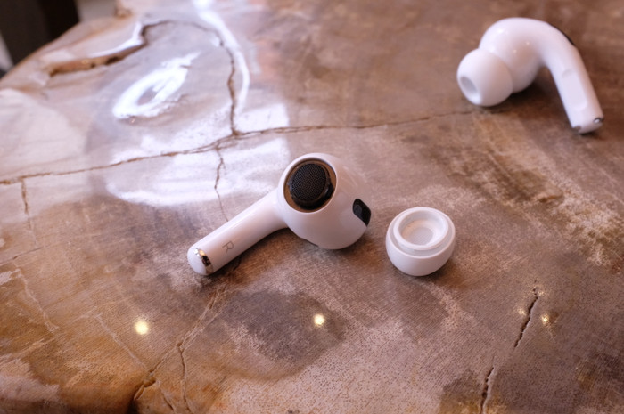Theo nhà phân tích Ming-Chi Kuo trước đó, AirPods 3 sẽ thiết kế giống với AirPods Pro. (Ảnh: Brian Heater | Techcrunch)