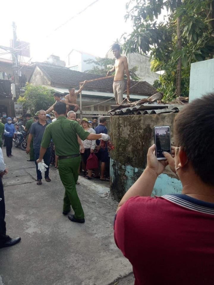 Công an có mặt khám nghiệm hiện trường.