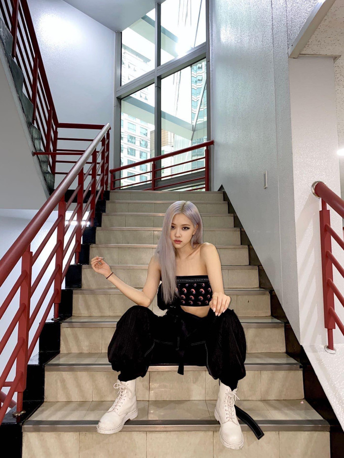 Set đồ chất chơi của giọng ca chính của nhóm Blackpink này được mix & match quần yếm cùng áo quây biến hóa từ chiếc quần biker short 