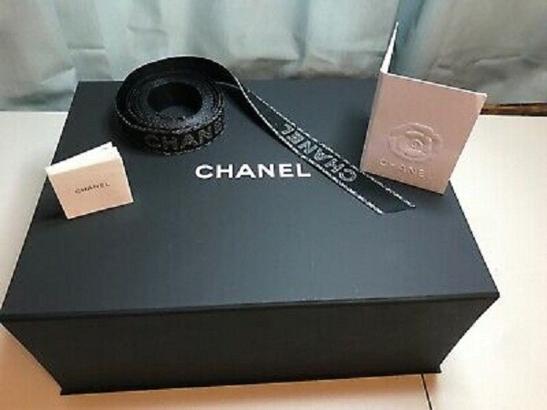 Dây gói quà Chanel được dùng để làm thắt lưng 