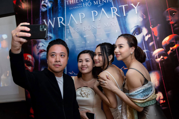 Thậm chí dù để kiểu tóc và make up đơn giản hơn nhưng Đinh Ngọc Diệp vẫn có phần lấn át cả Trúc Anh từ góc mặt khi chụp nghiêng đến làn da trắng hồng không tì vết