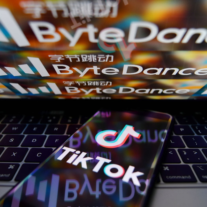 TikTok được cho là đang có 2 tỉ lượt tải về trên toàn cầu và khoảng 100 triệu người dùng ở Mỹ. Ảnh: The Guardian