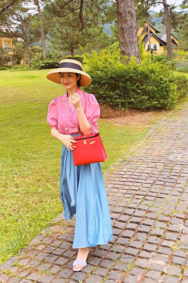 Hòa Minzy là một trong những fan lớn của chân váy xòe xếp pli, nhưng một sự thật là không phải lần nào cô mặc cũng đẹp. 