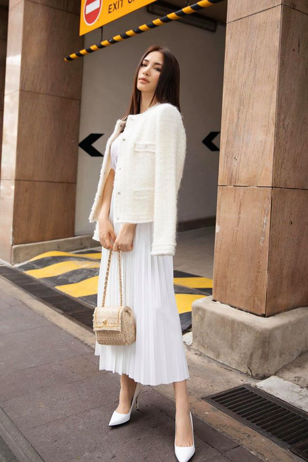 Với chân váy trắng thanh lịch, cô nàng phối cùng áo thun bên trong và khoác nhẹ chiếc áo tweed bên ngoài, tạo thành set đồ cực kỳ sang chảnh. 