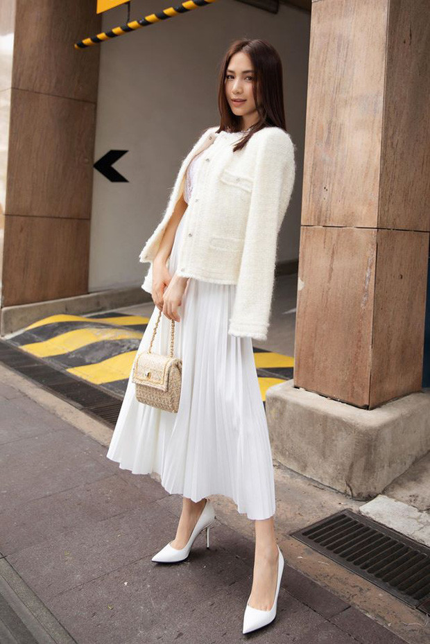 Bộ cánh này làm tăng độ thời thượng, gợi cảm cho người mặc, đồng thời khiến Hòa Minzy trông cao ráo thấy rõ. 