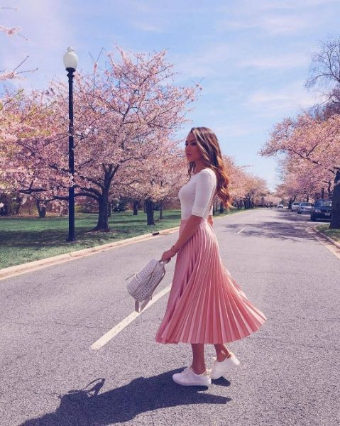 Khi diện cùng áo phông, tốt nhất các nàng nên cắm thùng, tạo tỉ lệ cơ thể đồng thời kéo đôi chân dài thêm. 