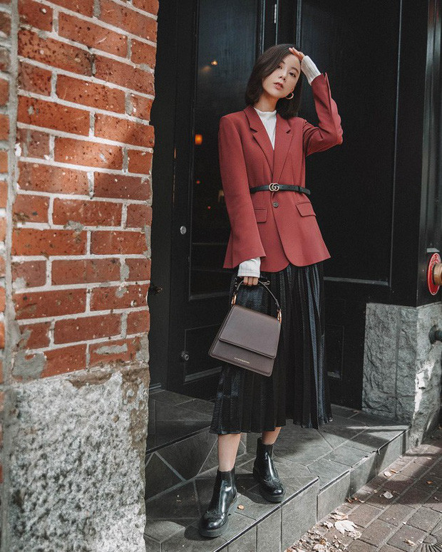 Nếu muốn thêm phần trendy cho mình, blazer cùng thắt lưng là cặp đôi phù hợp. 