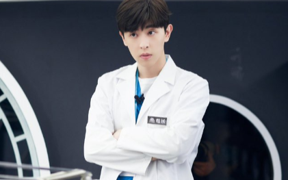 Đặng Luân 'mắc bệnh nghề nghiệp' hay chỉ là thói quen quen thuộc trong 'Trốn khỏi mật thất' Ảnh 2