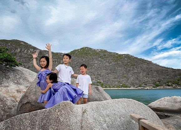 4 nhóc tỳ nhà Lý Hải vô cùng phấn khích trong chuyến đi cùng bố mẹ