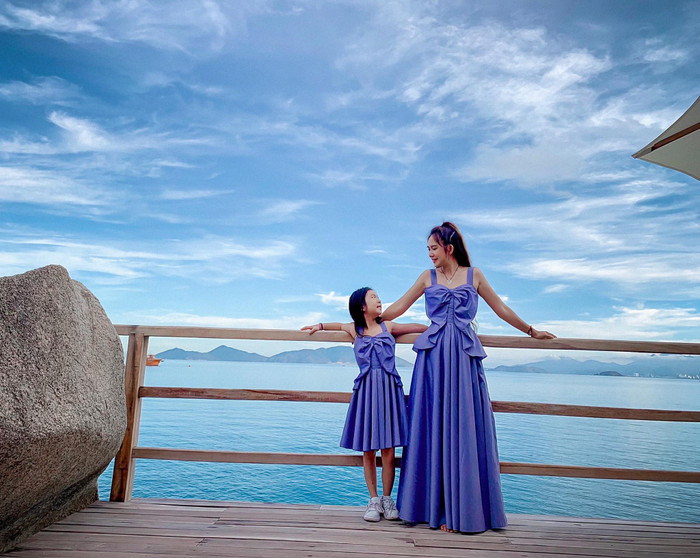 Như mọi lần, Minh Hà và hai con gái đều mặc đồ tông xuyệt tông khi đi du lịch