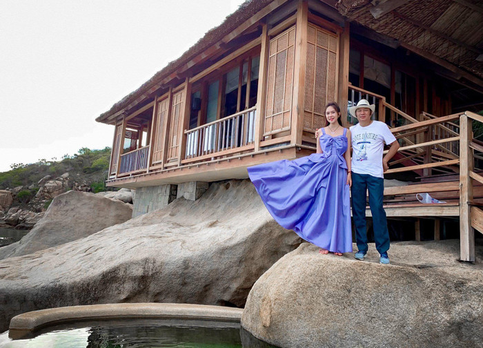 Trước đó, các khán giả hâm mộ chỉ được biết đến nhan sắc trẻ trung xinh đẹp của mẹ Minh Hà, do đó qua những hình ảnh này thì có thể thấy thêm là bố của cô cũng rất phong độ