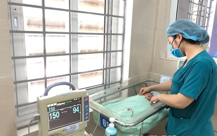 Bé trai 2,2kg bị mẹ bỏ rơi trong khe tường sức khoẻ chuyển biến tốt, tự bú bình được Ảnh 2