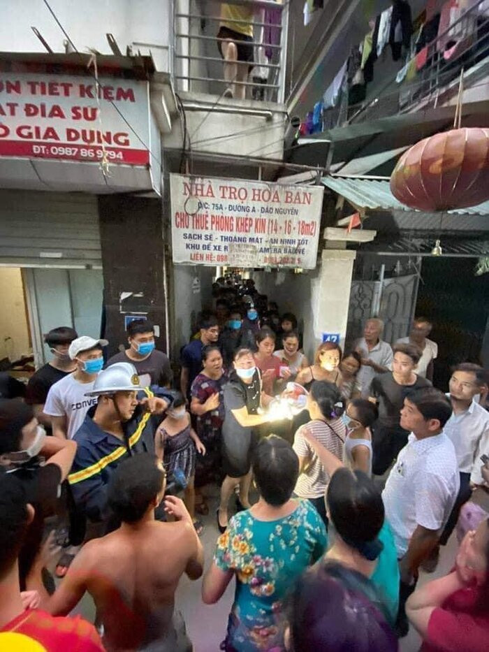 Người dân đưa cháu bé đi bệnh viện.