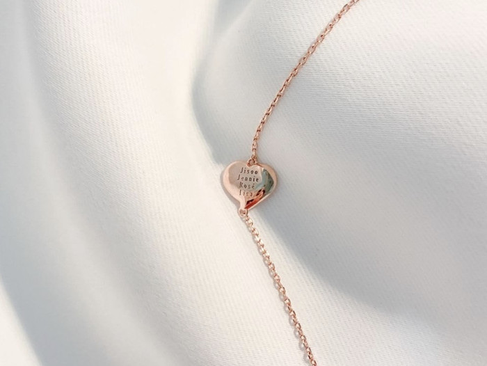 Fans hâm mộ phát sốt với bộ sưu tập phụ kiện siêu xinh xắn của BLACKPINK Ảnh 16