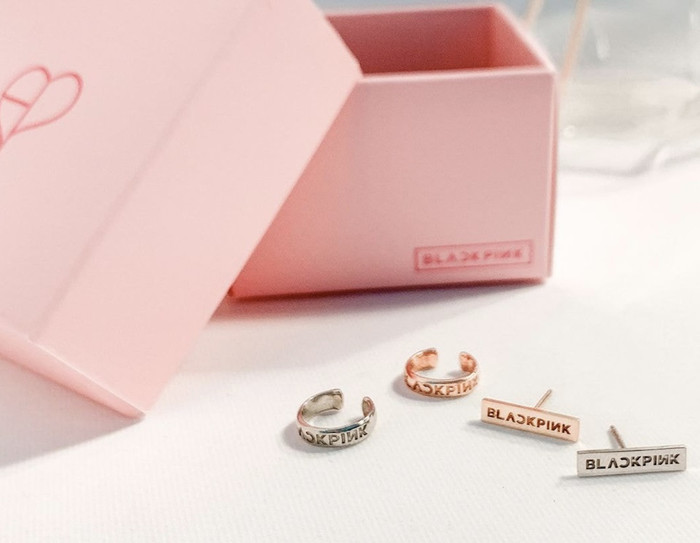 Fans hâm mộ phát sốt với bộ sưu tập phụ kiện siêu xinh xắn của BLACKPINK Ảnh 20