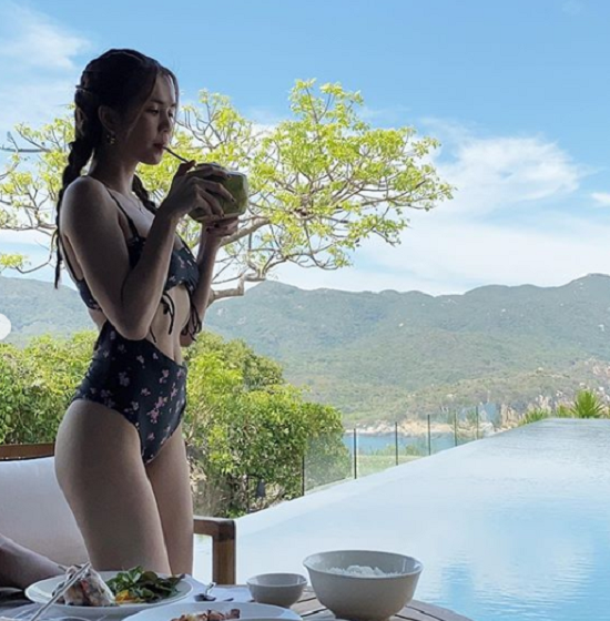 Bên cạnh việc 'phủ' tông màu sặc sỡ hay họa tiết bắt mắt, áo bơi một mảnh còn xuất hiện những khoảng hở cut out táo bạo khai thác nét đẹp cơ thể của người mặc