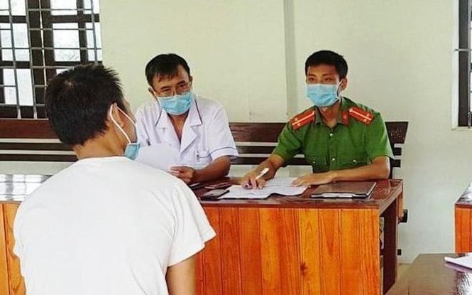 Người đàn ông trèo tường trốn cách ly bị xử phạt 3,5 triệu đồng Ảnh 2