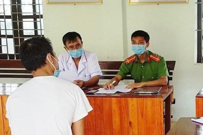 Ông L. làm việc với cơ quan chức năng. Ảnh: Tiền Phong