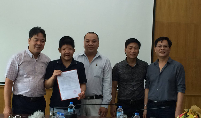 Diễn viên Quốc Tuấn rơi nước mắt trong giây phút con trai nhận học bổng Học viện Âm nhạc