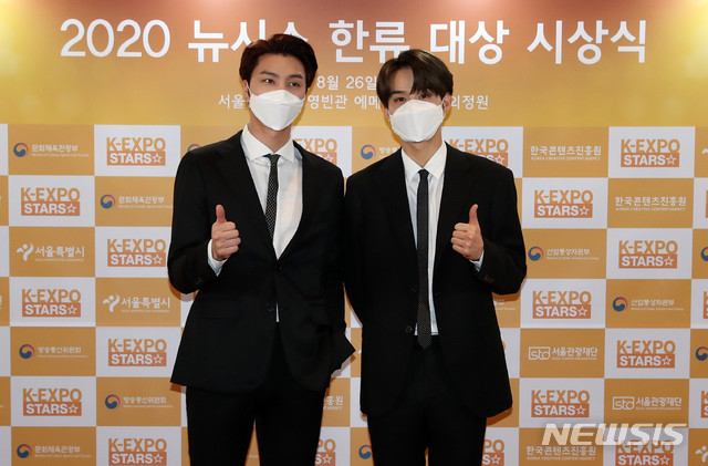 BoA, Park Hae Jin, Cha Eun Woo và NCT 127 đeo khẩu trang nhận giải thưởng 'Làn sóng Hàn Lưu 2020' Ảnh 23