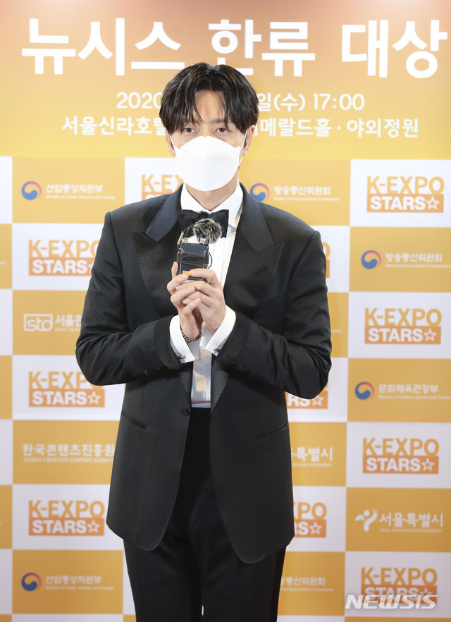 BoA, Park Hae Jin, Cha Eun Woo và NCT 127 đeo khẩu trang nhận giải thưởng 'Làn sóng Hàn Lưu 2020' Ảnh 19