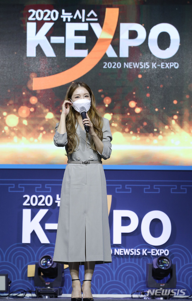 BoA BoA đã nhận được giải thưởng của Bộ trưởng Bộ Văn hóa, Thể thao và Du lịch nhằm ghi nhận những đóng góp của cô cho nền văn hóa Hallyu tại Hội chợ triển lãm 'Hallyu'.