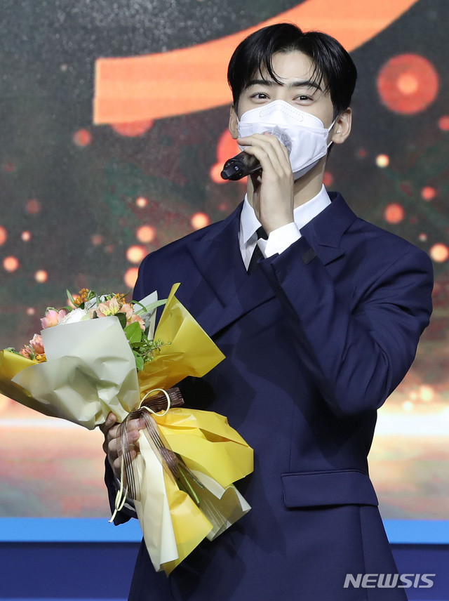 BoA, Park Hae Jin, Cha Eun Woo và NCT 127 đeo khẩu trang nhận giải thưởng 'Làn sóng Hàn Lưu 2020' Ảnh 3