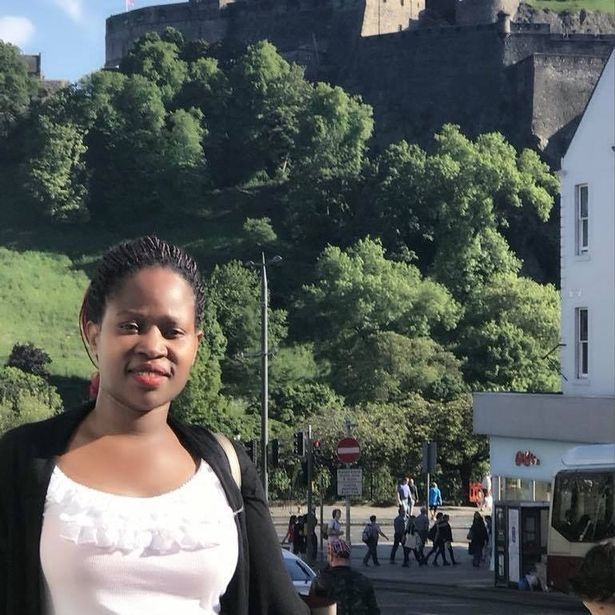 Xông vào nhà người phụ nữ tị nạn, cảnh sát phát hiện bé trai đói lả người bên thi thể mẹ Ảnh 7