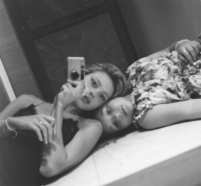 Bức ảnh tình cảm của Nicola Peltz và Harper Seven.