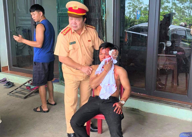 Trưởng phòng CSGT Công an tỉnh Thanh Hóa đập cửa kính, cứu tài xế bị mắc kẹt ra khỏi chiếc ô tô bị tai nạn. Ảnh: Công an Thanh Hóa