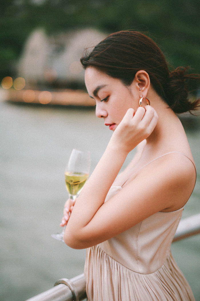 Nói với người đến sau được chuyển ý từ bài thơ rất nổi tiếng 10 năm trước của thế hệ 8x mang tên Viết cho người đến sau.