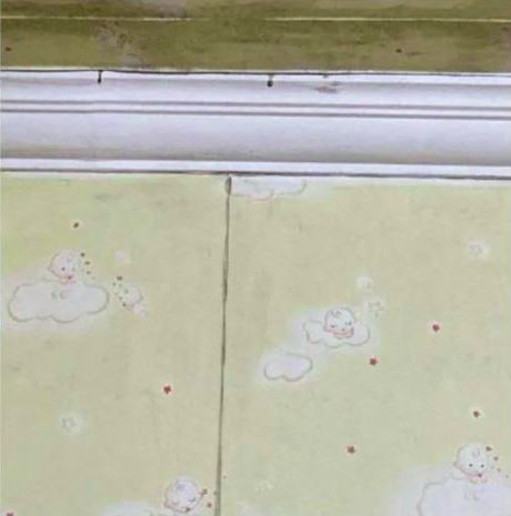 Vài vết ướt màu đỏ sẫm dính trên tường nhà chị Lương.