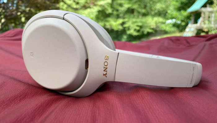 Bên cạnh các tính năng âm thanh tối ưu, WH-1000XM4 còn có khá nhiều tính năng thông minh đáng chú ý. Ảnh: CNET