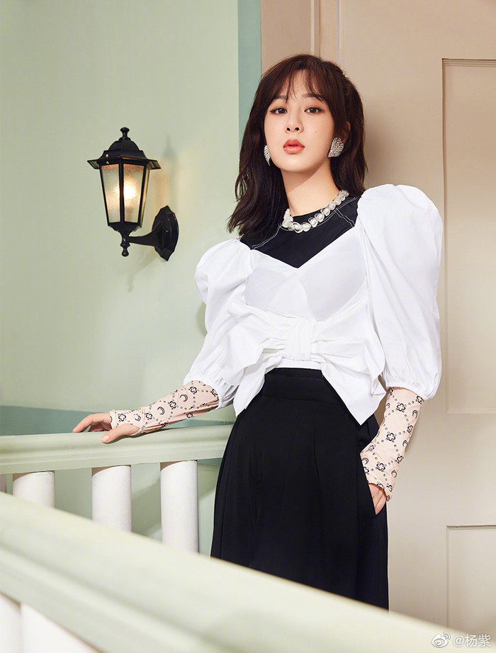 Dương Tử bị chê vì bộ ảnh quê mùa và gương mặt cứng đờ Ảnh 4