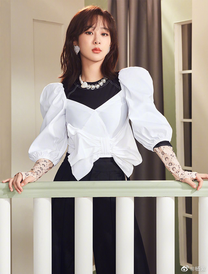 Dương Tử bị chê vì bộ ảnh quê mùa và gương mặt cứng đờ Ảnh 5