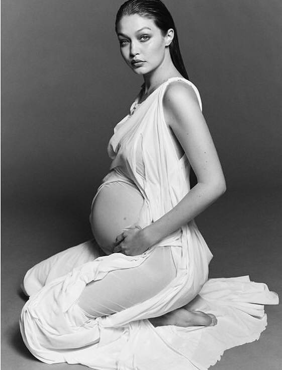 Loạt ảnh nghệ thuật khoe bụng bầu những tháng cuối kì của Gigi Hadid 'dậy sóng' cư dân mạng vì thần thái đỉnh cao của chân dài đình đám nhất nhì hiện nay