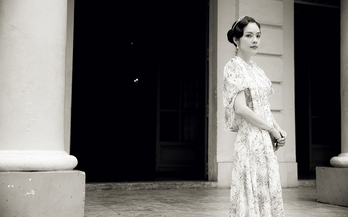 Dương Cẩm Lynh hoá thân thành Nam Phương hoàng hậu, đẹp kiêu kì nhưng lẻ bóng Ảnh 2