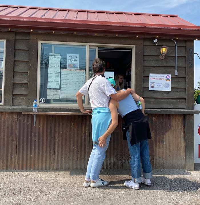 Hết yêu bạn diễn, Jacob Elordi lại công khai tình tứ với trai lạ? Ảnh 4