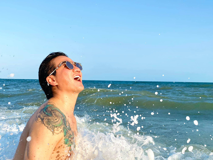 Cư dân mạng 'thót tim' với bộ ảnh khoe body táo bạo nhất suốt nhiều năm qua của Đàm Vĩnh Hưng Ảnh 4